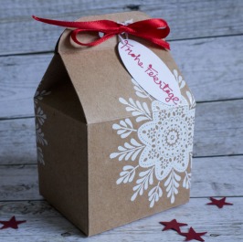 Leckereien-Box verziert mit dem Wintermedaillon, weiß embossed #CarosBastelbude